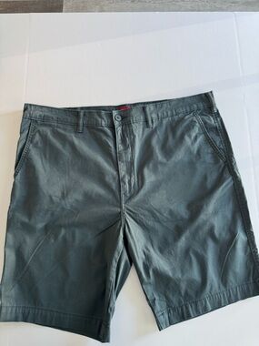 Levi's Men's Gray Flat Front Shorts